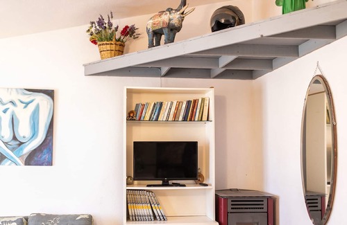 Ruoni Apartment | Apartment La casa di Maurizio with Sea View, Balcony & Wi-Fi