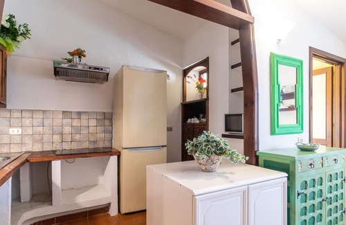 Ruoni Apartment | Apartment La casa di Maurizio with Sea View, Balcony & Wi-Fi