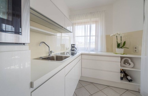 Tramin Apartment | "Zwerger Erker" vacation apartment with balcony, pool and large sunbathing lawn