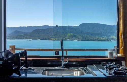 Portinho Apartment | Italian panoramic penthouse suite and hill 12 minutes from the beach, we accept pets!