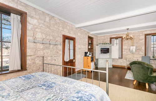 Fredericksburg Hotel | Itz Inn Back Courtyard Suite | Sleeps 2 | Next to Hondo's On Main Street