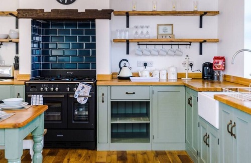 Chorlton-by-Backford House | Ivy House, Luxury Cheshire Cottage for relaxation. Chester Zoo ·