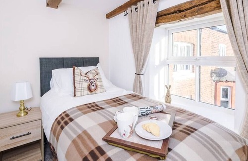 Chorlton-by-Backford House | Ivy House, Luxury Cheshire Cottage for relaxation. Chester Zoo ·