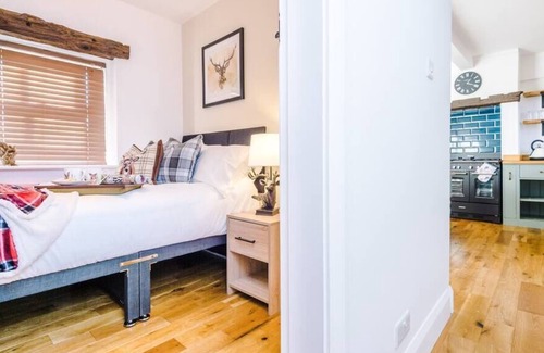 Chorlton-by-Backford House | Ivy House, Luxury Cheshire Cottage for relaxation. Chester Zoo ·