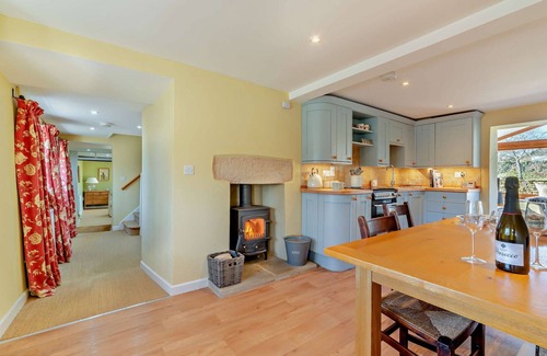 Elkstone Cottage | Ivycroft Cottage - a cottage that sleeps 6 guests in 3 bedrooms