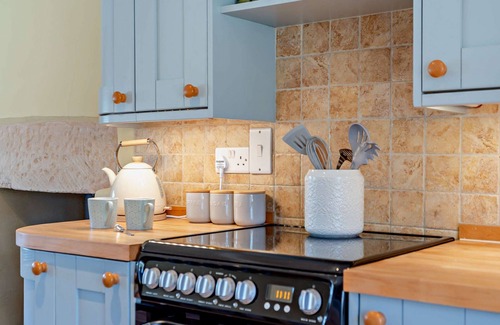 Elkstone Cottage | Ivycroft Cottage - a cottage that sleeps 6 guests in 3 bedrooms