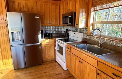 Jasper Cabin | Jack's Wonder Inn 3 Bedroom Cabin. Starlink/Woodfired Hot Tub!