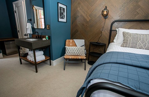 Jacksonville Hotel | Jacksonville Inn Room #5: Luxurious 1 BR King Guest Room. Walkable to the Britt Festival, downtown shops, and wine tasting rooms. Experience historic charm with modern comfort!