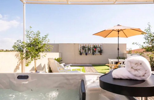 Casuzze Apartment | {Jacuzzi} 3 min from the beach between Marina di Ragusa and Punta Secca