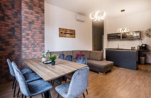 Erzsebetvaros Apartment | Jacuzzi and privacy with 2 balconies and FREE garage