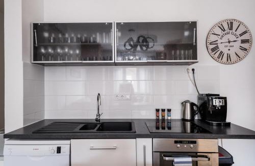 Erzsebetvaros Apartment | Jacuzzi and privacy with 2 balconies and FREE garage