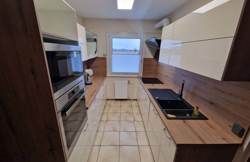 Limbus House | Jacuzzi, BBQ and EV Charger | 5BR Villa with Garden