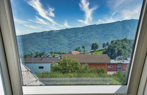 Limbus House | Jacuzzi, BBQ and EV Charger | 5BR Villa with Garden