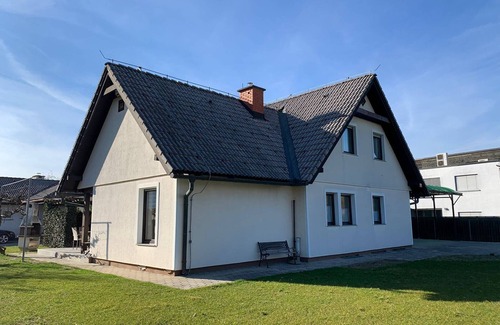 Limbus House | Jacuzzi, BBQ and EV Charger | 5BR Villa with Garden