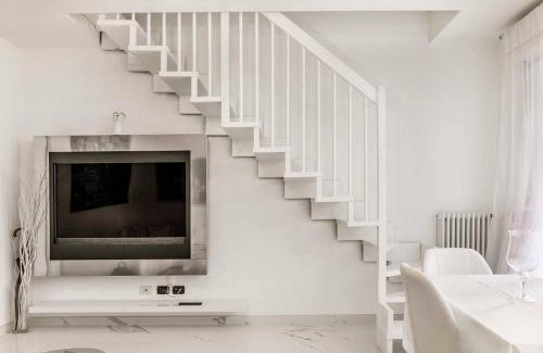 Milan Apartment | Jacuzzi Duomo Suites - Free Parcking AC Wi-Fi