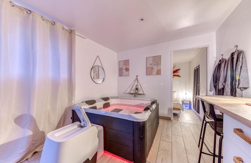 Parilly Apartment | Jacuzzi L'émeraude NEUF & Cosy