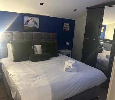 Watford Apartment | Jacuzzi Retreat in Watford