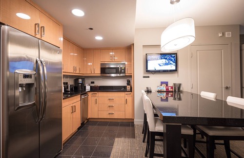 Las Vegas Resort | Jacuzzi Spa Suite - Center Strip - Projection Screen TV