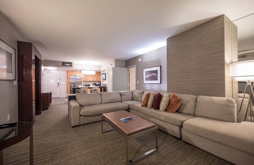 Las Vegas Resort | Jacuzzi Spa Suite - Center Strip - Projection Screen TV