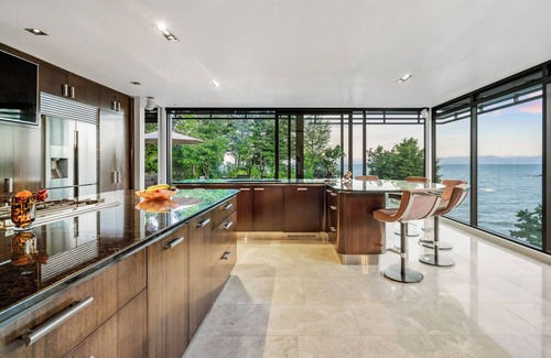 Ngaio Bay Cabin | Jacuzzi Suite - Ocean Views & Beach