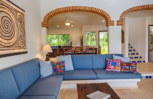 Akumal Villa | Jade Bay classic beachfront villa with pool, AC and WiFi!