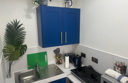 Dowlais Apartment | James' Place Dowlais self Catering Studio 5 Gelert