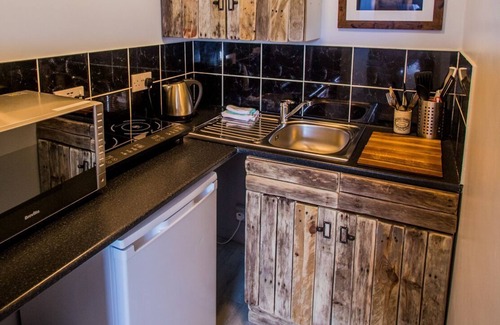 Dowlais Apartment | James' Place Dowlais Self Catering Studio 4 Boyo
