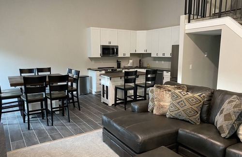Peak 9 Condo | JAN SALE 5 min to walk to Downtown & Quicksilver lift, Hot Tub/Pool Sleeps 12