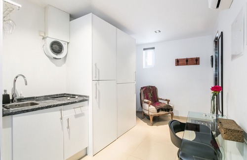 Lisbon Old Town Apartment | Janelas Verdes Lovely Studio I