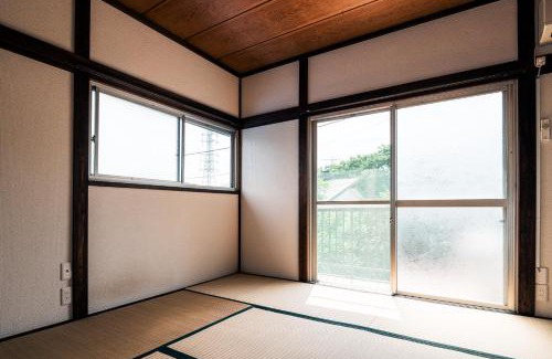 Yokosuka Apartment | Japanese Local House - 奥葉山の一棟貸しの隠れ家宿 - 静かな縁側と和室