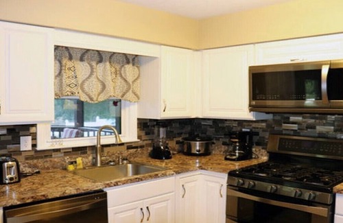 Hendersonville House | Jazzee's Diamond/Dog Friendly/Vacation Rental