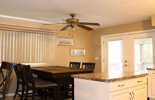 Hendersonville House | Jazzee's Diamond/Dog Friendly/Vacation Rental