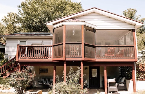 Hendersonville House | Jazzee's Diamond/Dog Friendly/Vacation Rental