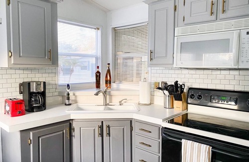 Kissimmee Cottage | Jedi cottage 4 miles from Disney! Mins from universal!