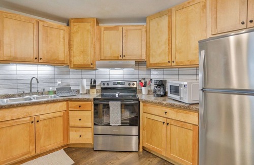Weston Apartment | Jelinek Hideaway Unit 5 - Modern 2BR Apartment Near Aspirus & Downtown Wausau