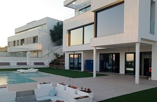 Jerez de la Frontera Apartment | Jerez de la Frontera golf course chalet with pool next to speed circuit