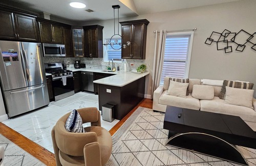 The Heights Apartment | Jersey city + 4 car parking 20 min Time Square