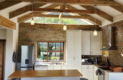 Betty's Bay House | Jock's Bay View is a lovely and spacious self-catering holiday home.