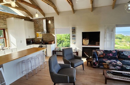 Betty's Bay House | Jock's Bay View is a lovely and spacious self-catering holiday home.