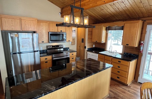 Wasilla House | Jody's Lakehouse. Cozy 2-bedroom lakefront cedar home with hot tub in Wasilla