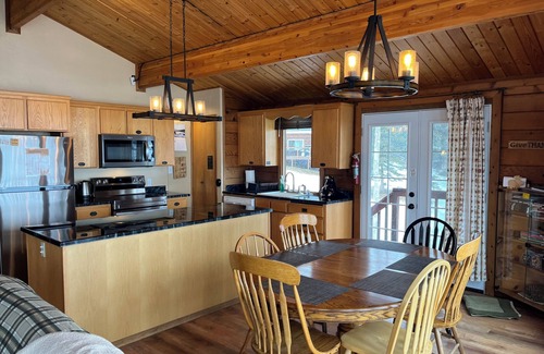 Wasilla House | Jody's Lakehouse. Cozy 2-bedroom lakefront cedar home with hot tub in Wasilla