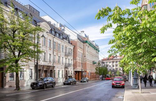Old Town Apartment | Jogailos Residence peaceful Old Town luxury 3 bdr, 2 bthr, FREE GARAGE, top-speed WIFI