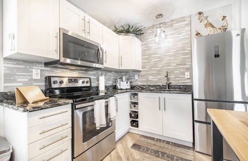 Madeira Beach House | Johns Pass Fisherman's Cove & Cottage