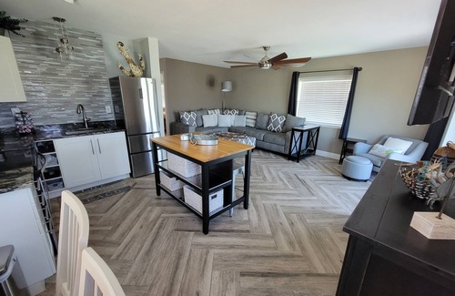 Madeira Beach House | Johns Pass Fisherman's Cove & Cottage