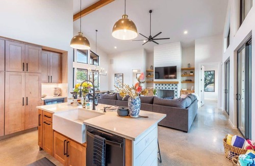 Johnson City House | Johnson City Limits Panoramic Hill Country Views!