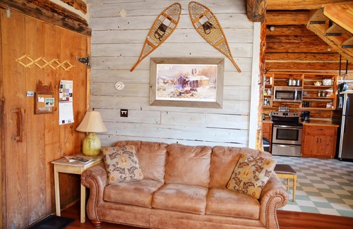 West Yellowstone Cabin | Johnson Creek Cabin * Outstanding Views * 5 Acres of Social Distancing * Sleeps8
