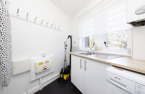 Govan Apartment | JOIVY Bright 3-Bed Flat Overlooking The Clyde