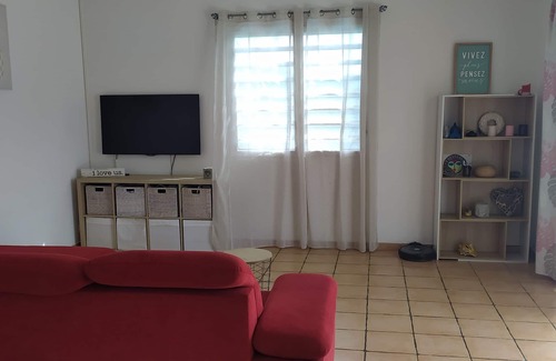 Dubedou House | Jolie Maison Avec Piscine a Louer a Saint François le Mois D'août