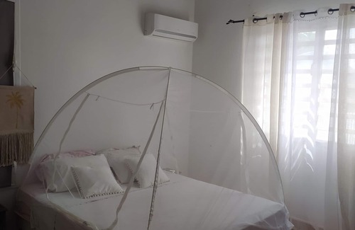 Dubedou House | Jolie Maison Avec Piscine a Louer a Saint François le Mois D'août