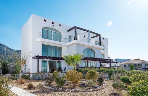 Kucukerenkoy House | Joya Cyprus Songbird Garden Apartment